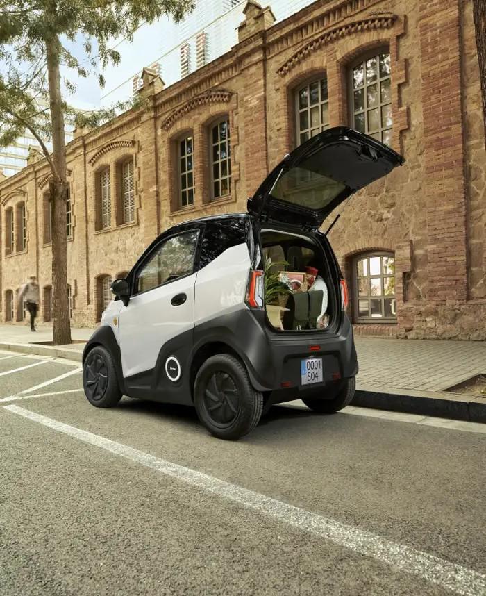 Silence S04 mit geöffnetem, beladenem Kofferraum in urbaner Umgebung – praktisch und überraschend geräumig.